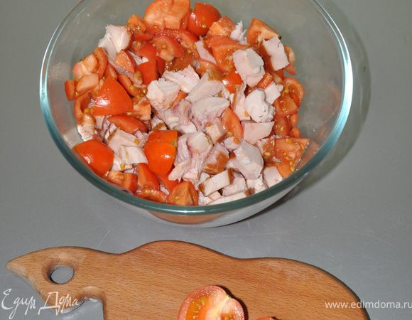 Помидор нарезаем такими же кубиками.