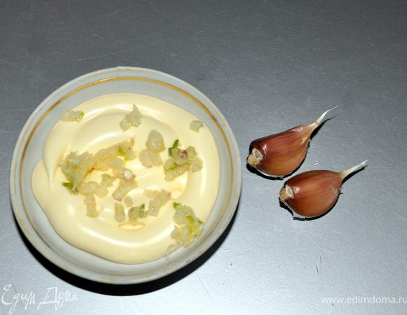 Чеснок раздавить на чесночнице и смешать с майонезом. 