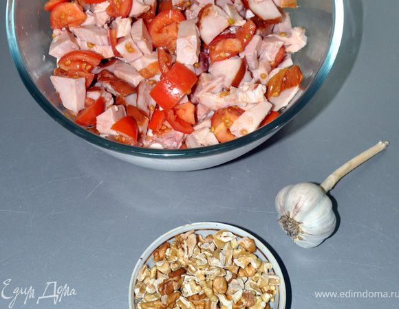 Орехи немного подсушить в духовке, отчистить шелуху и не измельчая добавить в салат.