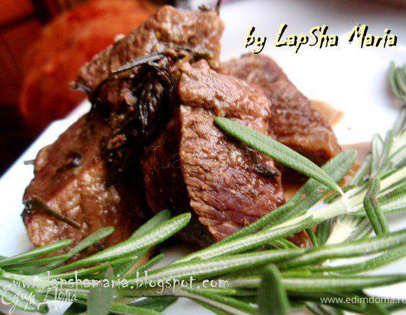 К этому блюду идеально подходит итальянский томатный соус Маринара. Я его уже готовила и размещала http://www.edimdoma.ru/recipes/27758 Мясо получается невероятно ароматным с привкусом трав, очень нежное и вкусное. Приятного аппетита!