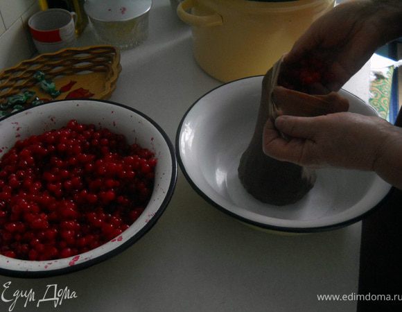 Тщательно выжимаем ягоды калины.