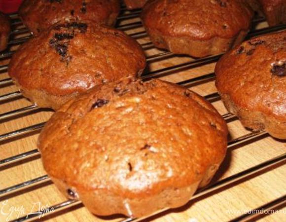 Все очень просто. Смешать соду и йогурт, мин. 15 дать постоять. Взбили миксером мокрые ингредиенты, отдельно смешали сухие. Аккуратно соединили. Духовка 190 гр, мин. 30. Здесь большая порция, смело можете делать половину. По структуре немного напоминает "Шоколад на кипятке"(ЮсяЮся), тоже нежные и "пористые". Вкус все-таки отличается. Приятного аппетита!