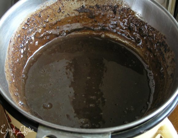 Ставим на водяную баню миску и смешиваем сливки, сахар, какао и шоколад. Доводим до кипения и убираем с водяной бани. Даем массе немного остыть. 