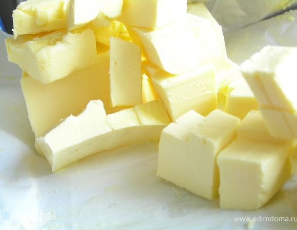 Сливочное масло режем небольшими кусочками, чтобы потом добавить в остывшую шоколадную массу. 