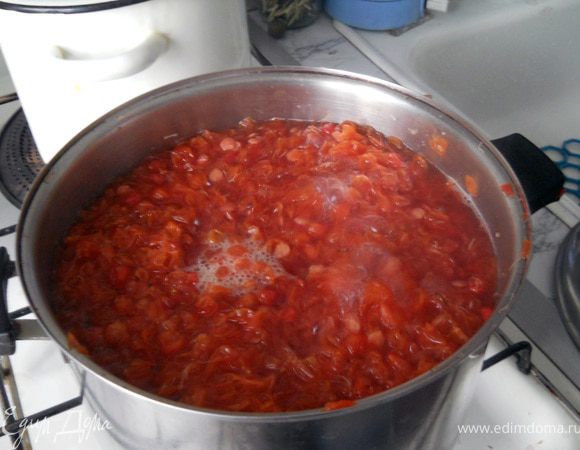 Жмых из ягод, полученный после отжима, добавляем в кастрюлю с отваром из веточек и снова доводим до кипения. Кипятим 3-5 минут.