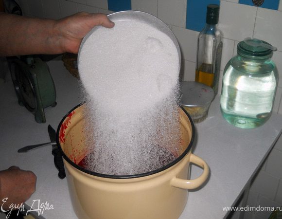 А отжатый, концентрированный сок переливаем в кастрюлю и тоже добавляем сахар, но уже из расчета 3:4.