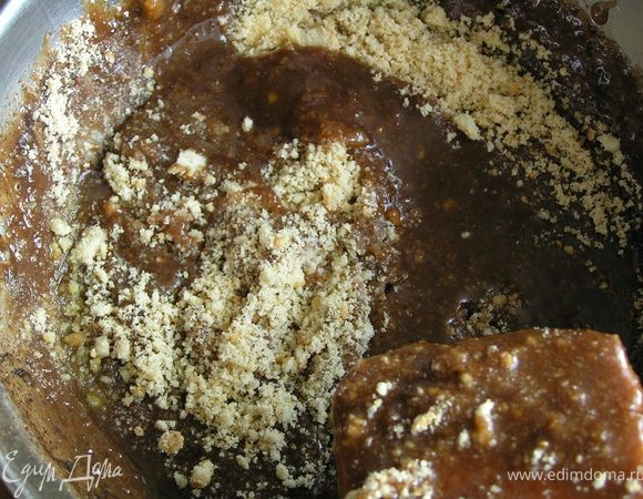 Затем по частям добавляем печенье. Хорошо вывешиваем. Под конец кладем крупные кусочки. 