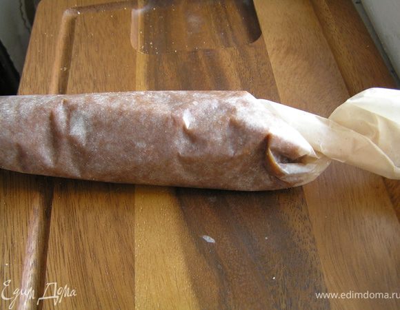 Делаем из фарша колбаску и заворачиваем в бумагу для выпечки. Убираем в холодильник на 3 часа. Потом достаем готовый десерт, нарезаем нашу "докторскую" и угощаемся. Приятного аппетита!!! 