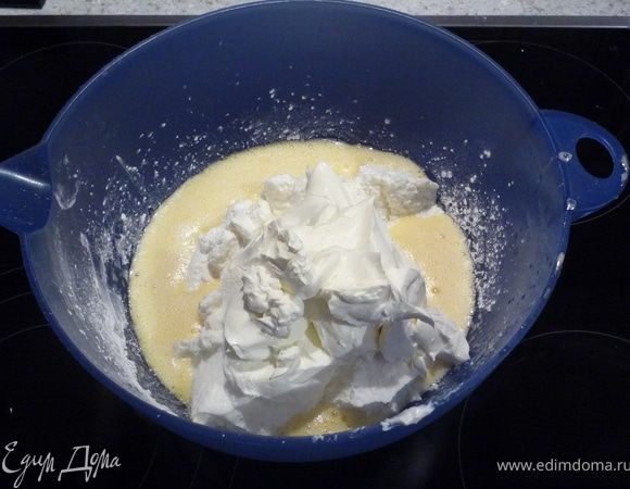 Разогреть духовку до 180°C. Взбить миксером яйца с сахаром и лимонным соком в течение 1 минуты. Добавить ванильный пудинг, перемешать. Затем добавить творог и 
маскарпоне. Хорошо перемешать.