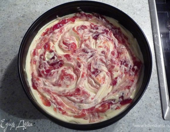 Дно разъемной формы (24-26см) смазать маслом и выложить творожную массу. Разровнять. Сверху выложить конфитюр и вилкой спиралеобразно распределить
 по творожной массе. Запекать в духовке на нижней полочке около 1 часа. Затем духовку выключить и оставить пирог при приоткрытой дверце духовки еще минут 10.