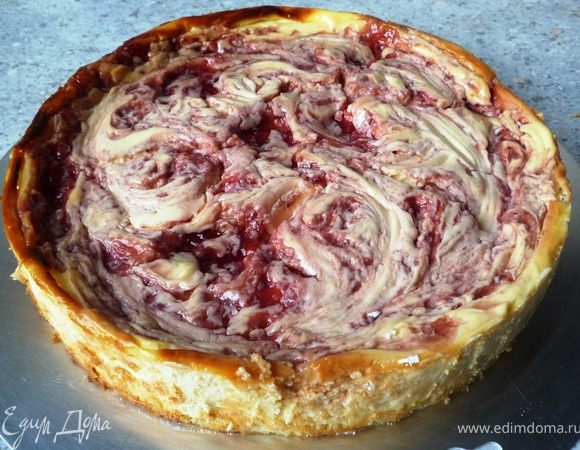 Пирог полностью остудить, извлечь из формы и положить на тарелку для тортов. 