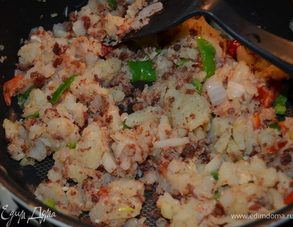 Запеченный готовый картофель разрезать вдоль пополам,осторожно ложкой вынуть мяковину, стараясь не повредить кожуру.Мякоть картофеля размять и перемешать с беконом и овощами.
