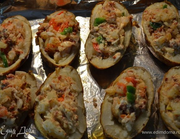 В картофельные "скорлупки" разложить готовую начинку .Смазать майонезом и посыпать тертым сыром, перемешанным с тертым хреном.
Запекать фаршированный картофель в разогретой духовке до 180гр.
до румяной корочки.
