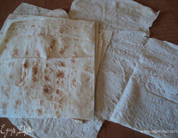 Из листов лаваша вырезать квадраты, чуть большего размера, чем форма ( у меня 20х20см ). У меня получилось 6шт. И один лист разрезать с учетом того, чтобы можно было завернуть пирог  с боков и сверху.