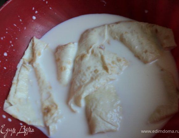 Молоко подогреть , чтобы было теплое, но не горячее.  Форму для  выпечки смазать маслом. Большой лист лаваша опустить в молоко на несколько секунд,