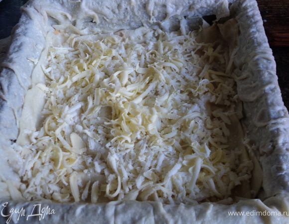 затем вынуть,  дать стечь молоку и выложить лист в форму, расправив боковые части за бортики формы. Смазать растопленным сливочным маслом ( 30гр).Затем выкладывать  слои лаваша, обмакивая в молоко, в следующем порядке: лаваш, смазать сметаной с яйцом, посыпать  немного брынзы, лаваш, посыпать  брынзой и натертым охлажденным сливочным маслом и так далее, чередуя слои.