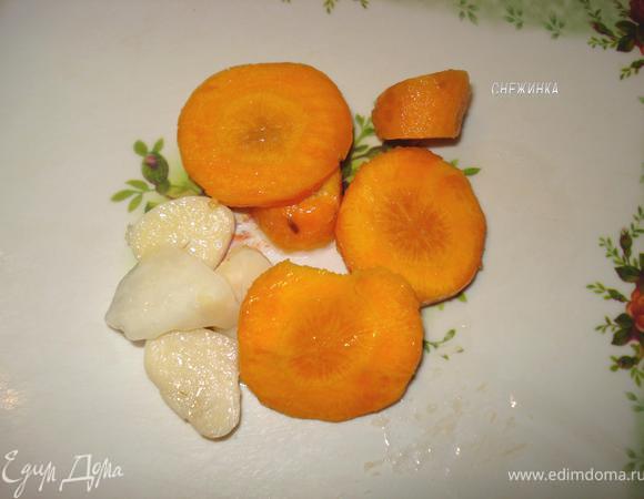 Морковь нарежьте кружочками, каждый зубчик чеснока разрежьте вдоль на 2–3 части. На фото — пример нарезания без учета количества.