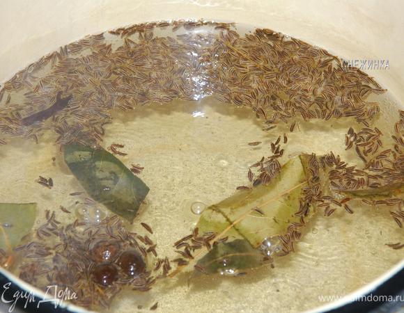 Приготовьте маринад: в воду добавьте все приправы (тмин, перец, гвоздику, лавровый лист), соль, сахар. Когда маринад закипит, влейте уксус и сразу выключите нагрев.