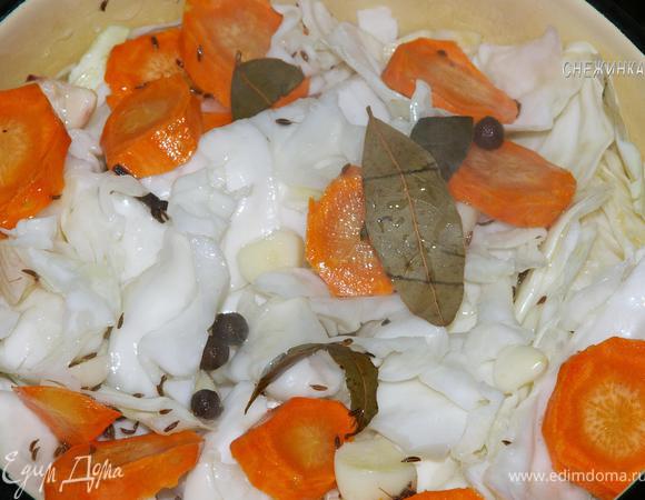 В капусту влейте растительное масло, а затем залейте маринадом.