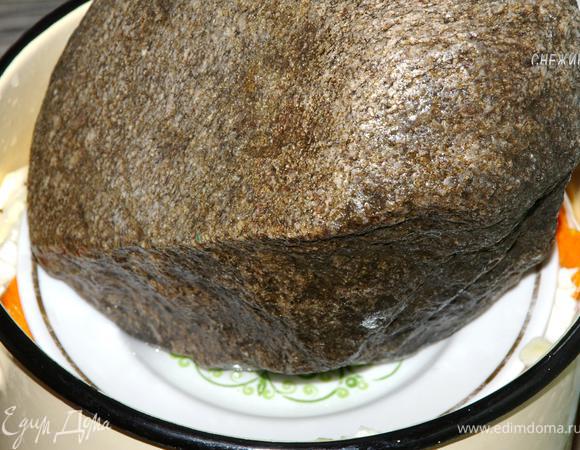 Плотно утрамбуйте капусту. Сверху поставьте гнет. Я кладу на капусту тарелку, а на нее — камень. 