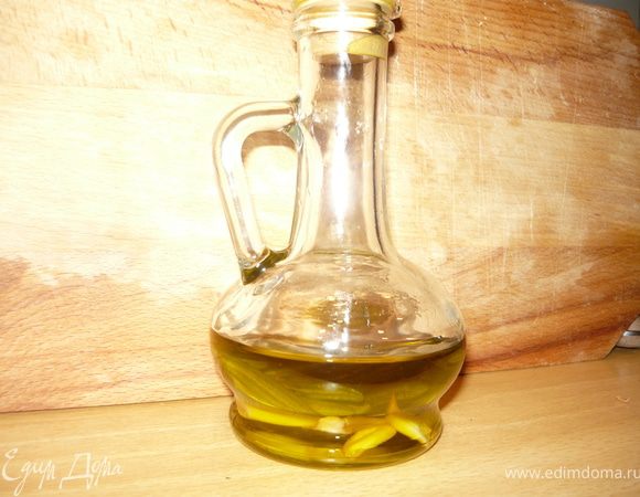 Смешать все ингредиенты для маринада, добавить немного оливкового масла. Я обычно отливаю немного оливкового масла и настаиваю его с чесноком и розмарином, и у меня на готове есть заветный кувчинчик. Я использовала именно его, но можно и просто оливковое масло, и даже любое растительное - добавление его к маринаду заставит специи лучше "работать"