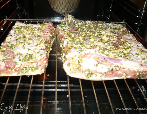 Натереть ребрышки этим маринадом. Запекать лучше всего целым куском - и на открытом огне, и в духовке. Если куски слишком толстые, то можно разрезать его вдоль косточек, но уже после того, как мясо схватится. Так оно получится значительно сочнее. Желательно оставить его мариноваться хотя бы на пару часов. 