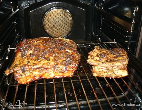 Я пробовала запекать их (помимо мангального варианта, который вне конкуренции) и в рукаве для запекания, и просто так. Нам больше всего понравилось запекать в духовке на решетке с режиме гриль+конвекция. 20 минут в разогретой до 220 градусов духовке, еще 20 минут на 200, и 30-40 минут на 180 градусах. В процессе запекания пару раз их можно перевернуть, особенно это важно, если духовка без конвекции, но тогда это сделать надо не пару раз, а гораздо больше. 