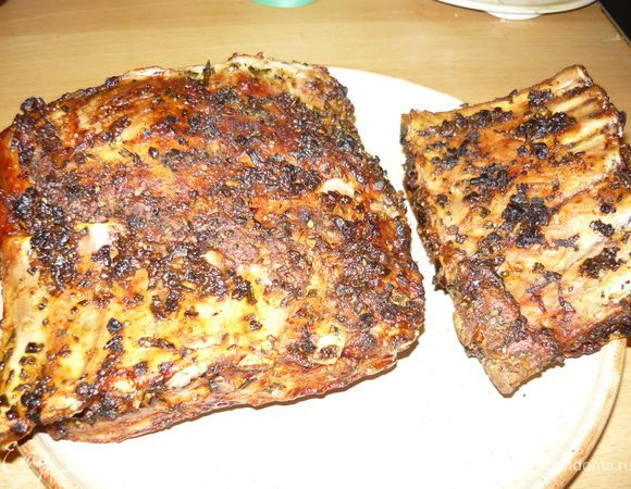 Получились сочные и ароматные ребрышки! А уж аромат чеснока и розмарина в кухне как возбуждал аппетит - но об этом лучше расскажет мой муж)))