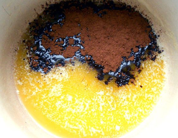 На небольшом огне растопить сливочное масло (100 гр.), смешать с сахаром и какао-порошком (просеять). Размешать.