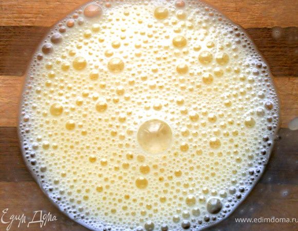 Слегка взбить яйцо вилкой, 1 минуту (можно добавить щепотку соли).