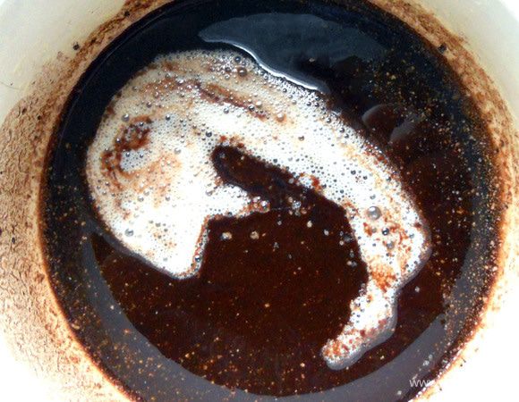 Постепенно влить взбитое яйцо. Варить, помешивая, около 2 минут (смесь должна загустеть).