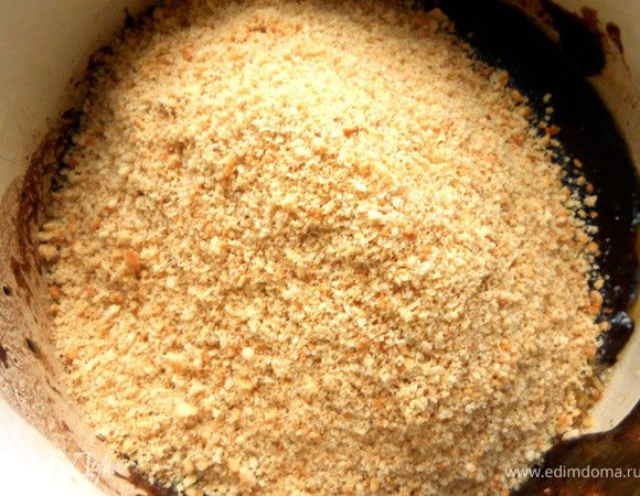 Добавить измельченное (в мелкую крошку) печенье. 