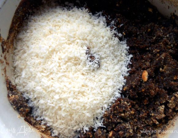 И кокосовую стружку. Размешать. 
