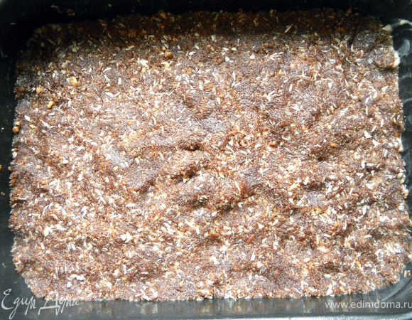 Форму (у меня прим. 22х19, но можно взять даже меньше, т.к. у меня слои оказались тонкими, они должны быть характерными) с бортиками слегка смазать сливочным маслом, выложить основу и утрамбовать. Отправить в холодильник на час. 