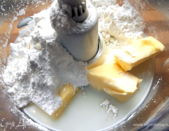 Для среднего слоя соединить сахарную пудру, масло и немного молока, взбить. При необходимости добавить еще немного пудры - слой должен быть изначально густым, т.к. в ходе охлаждения практически не затвердеет. 