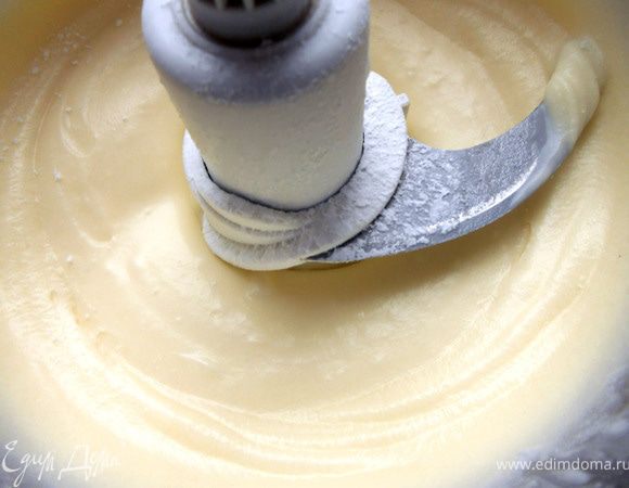 ***У меня оказался как раз жидковатым (добавил 250 гр., думаю, 300 - самое то)  поэтому в дальнейшем возникли эстетические сложности***:)