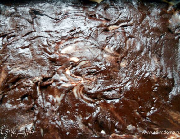 На водяной бане растопить шоколад с маслом, немного остудить и равномерно покрыть десерт. ***Тут у меня и проявились минусы не совсем верной консистенции белого слоя - он немного соединился с шоколадным, чего быть не должно***