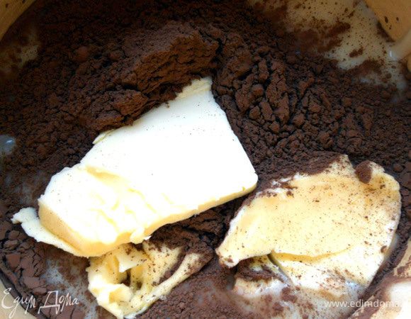 Перелить сгущенное молоко в кастрюлю с толстым дном и стенами, добавить масло и какао (просеять). Поставить на огонь, довести до кипения (постоянно помешивая), после чего огонь снизить до минимума и уваривать 10-12 минут, опять же постоянно помешивая. NEW ***вот только сейчас узнал от осведомителя из Бразилии, что кастрюлю предварительно можно смазывать сливочным маслом и только потом выливать сгущенку+масло - будет меньше шансов, что подгороит!***