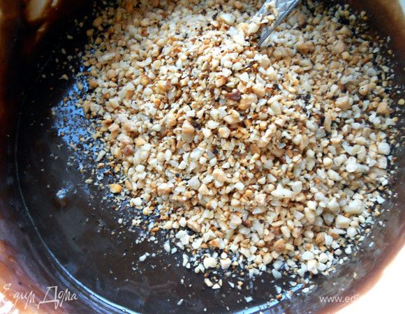 За несколько минут до готовности добавить измельченный и хорошо обжаренный арахис, размешать. Остудить, после чего отправить в холодильник на час.