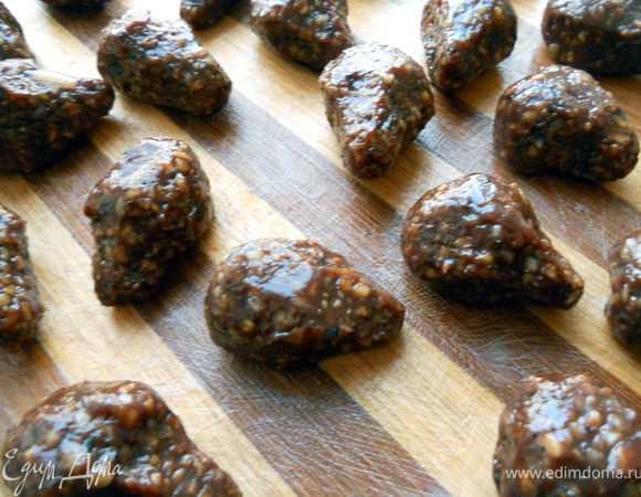 Руки смазать сливочным маслом, сформировать конфеты грушевидной (пирамидальной...) формы. 