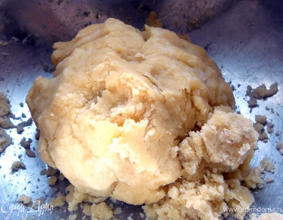 Соединить муку (просеять), размягченное сливочное масло, сахар, соль и холодную воду, замесить тесто. Завернуть в пленку и отправить минут на 20-30 в холодильник.