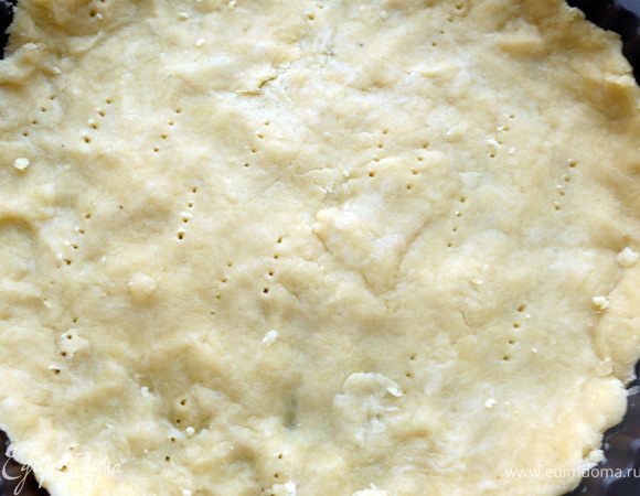 Выложить тесто в форму для тарта, с бортиками, проколоть в нескольких местах вилкой. Выпекать в предварительно разогретой до 180С +- духовке 20-15 минут (для подстраховки можно тесто застелить бумагой с "грузом", но в принципе и так тесто ведет себя культурно). Остудить.  