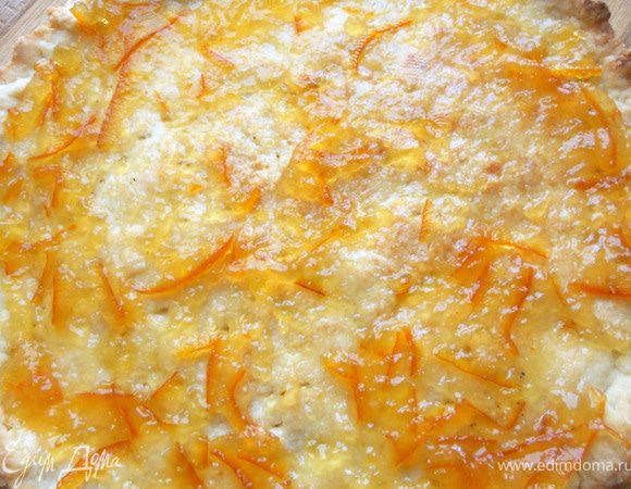 Смазать основу апельсиновым джемом. 