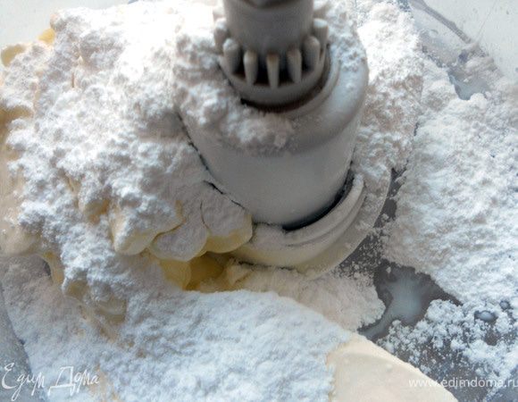 Взбить маскарпоне с сахарной пудрой (80 гр. примерно нужно, можно больше/меньше). 