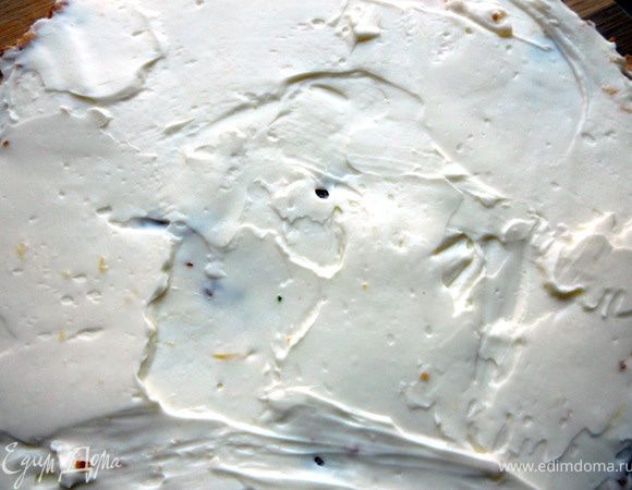 Распределить маскарпоне поверх джема. 