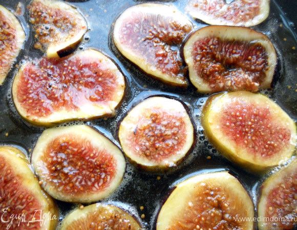 В сковороде распустить 1 ч.л.сливочного масла и мед, подогреть. Нарезать инжир, поместить в соус и прогреть, быстро, секунд по 20-30 с каждой стороны. ***Можно и без издевательства над инжиром обойтись, но у меня такое видение было:)***