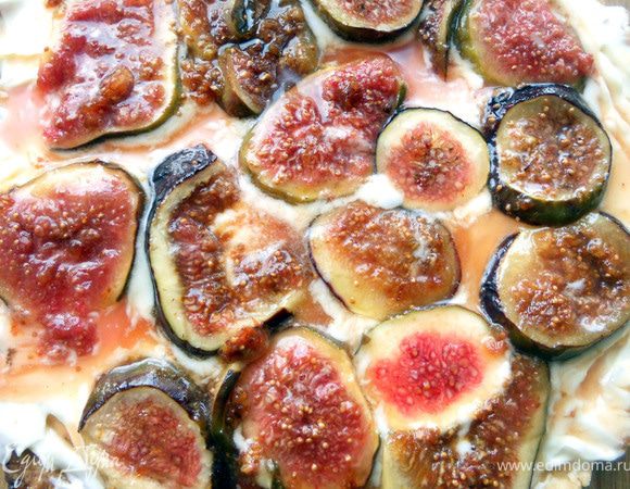 Выложить инжир на маскарпоне, полить образовавшимся сиропом. Охладить, присыпать орешками по желанию и подавать! 