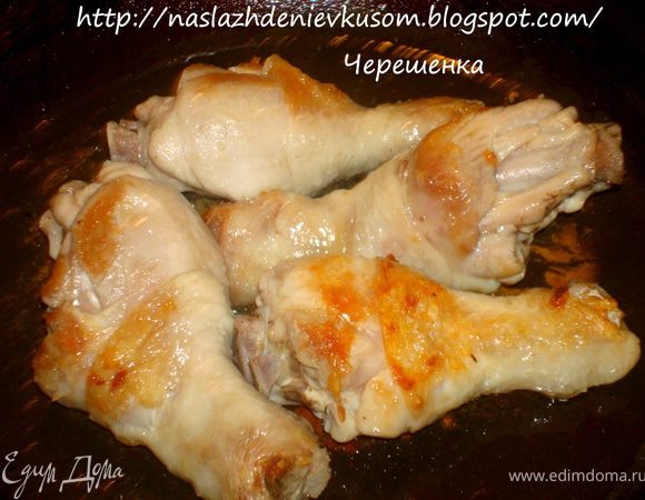 …и обжарить на 2 столовых ложках оливкового масла в большой плоской сковороде в течении 10 минут…