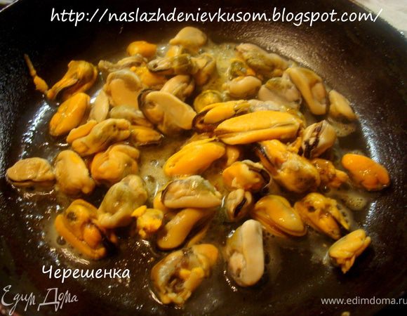 Вынуть курицу и на образовавшемся жиру тушить мидии в течении 5 минут. Если вы используете мидии в раковинах, то пока не откроются…