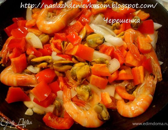 Добавить к мидиям лук, чеснок и обжарить в течении 5 минут… Затем кладем креветки и перец… Обжарить еще 5 минут..